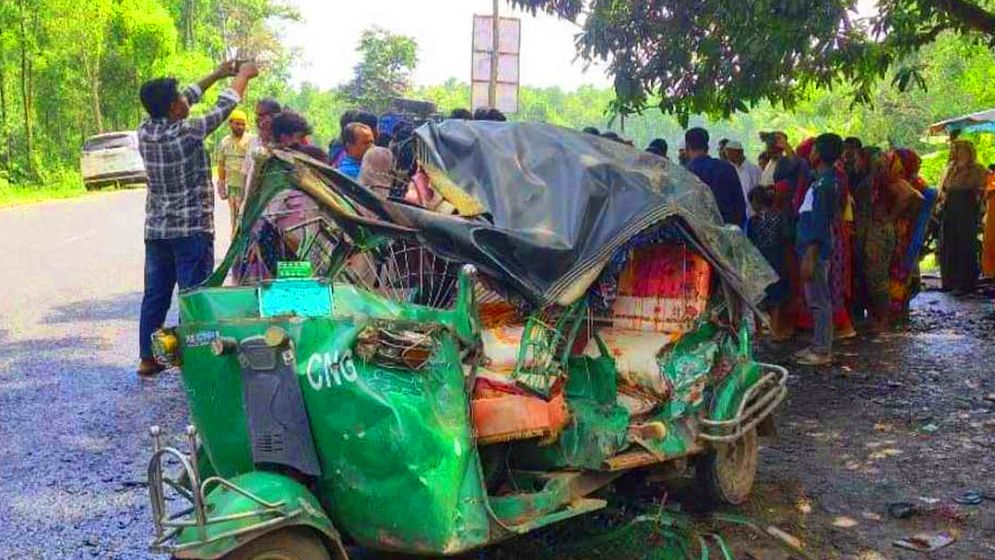 কাভার্ডভ্যান-সিএনজি সংঘর্ষে একই পরিবারের ৩ জন নিহত