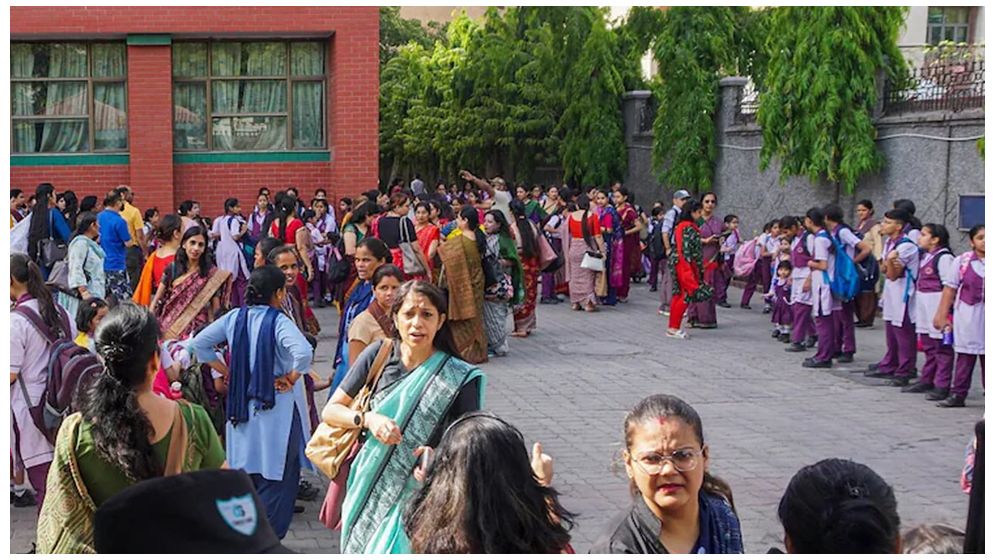 ভারতে ৬০টির বেশি স্কুলে বোমা হামলার হুমকি