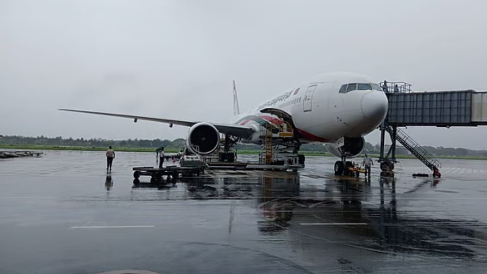 চট্টগ্রামে ২ ঘণ্টা পর রানওয়ে থেকে সরানো হলো আটকেপড়া বিমান