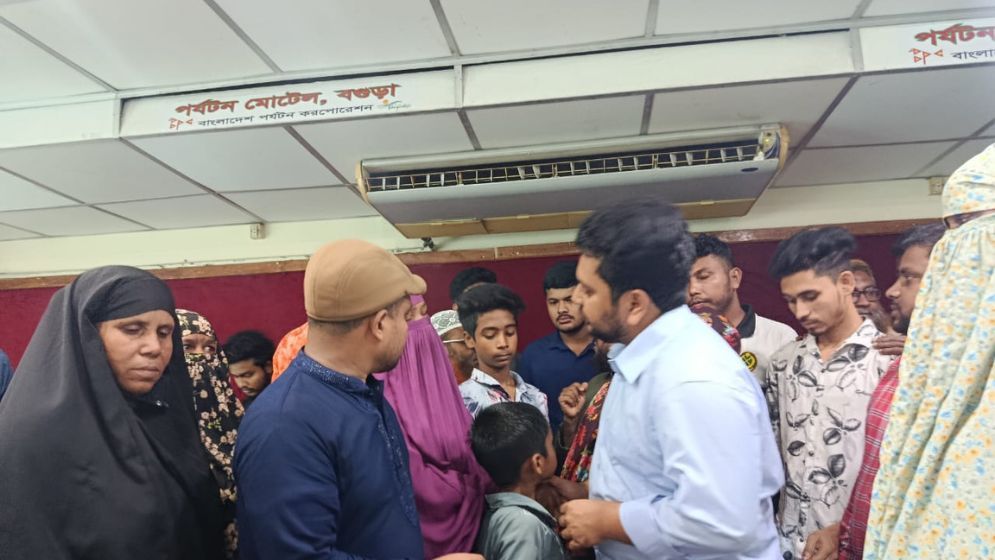 বগুড়ায় নাহিদকে পেয়ে কাঁদলেন শহীদ পরিবারের সদস্যরা