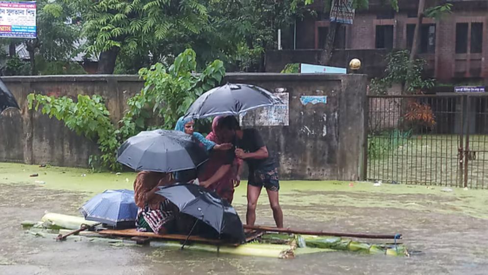 ঘরে হাঁটুপানি, ভেলায় করে অন্তঃসত্ত্বাকে নেওয়া হলো হাসপাতালে