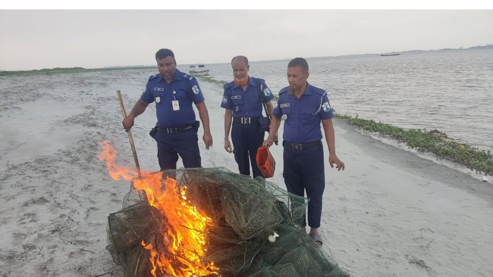 নৌপুলিশের অভিযানে অবৈধ জাল জব্দ, আটক ২০২ জন