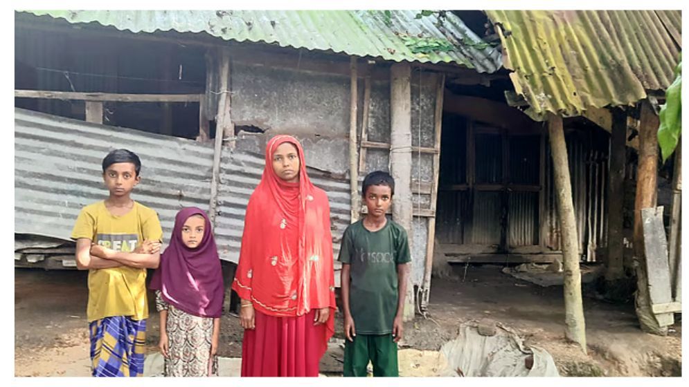 নদী কেড়ে নিয়েছে স্বামীকে, দারিদ্র্য কেড়ে নিচ্ছে স্বপ্ন