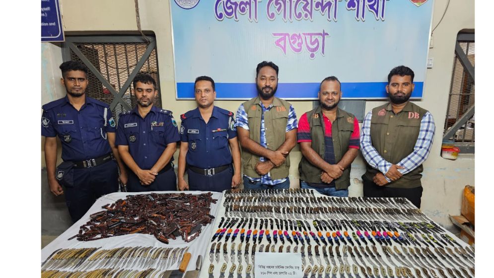 বগুড়ায় ৮১০ চায়নিজ ফোল্ডিং চাকু ও দুই চাপাতি উদ্ধার