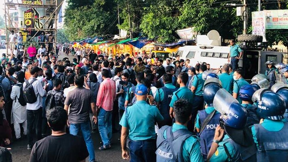 শাহবাগে জুলাই যোদ্ধাদের সঙ্গে পুলিশের ধাক্কাধাক্কি