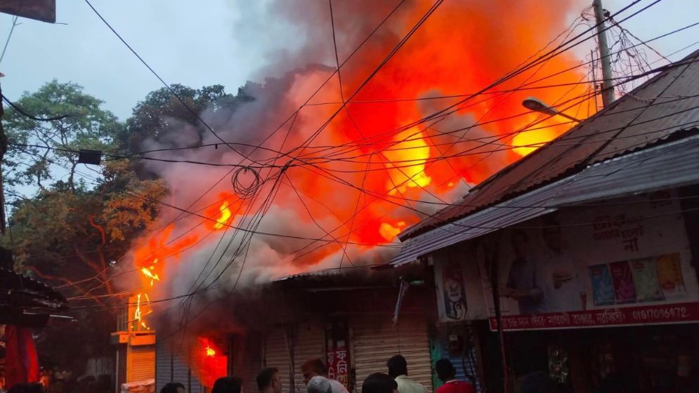 মাধবদীতে অগ্নিকান্ডে অর্ধশতাধিক  দোকান পুড়ে ছাই।