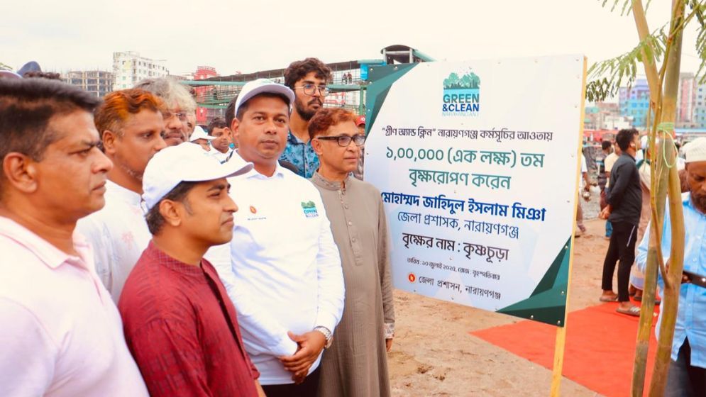 গাছ লাগিয়ে প্রতিশ্রুতি রাখলেন নারায়ণগঞ্জের জেলা প্রশাসক
