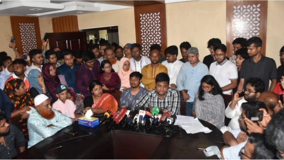 কোন কোন রাজনীতিক ৩২ নম্বর ভাঙাকে মব বলছেন : হাসনাত আব্দুল্লাহ