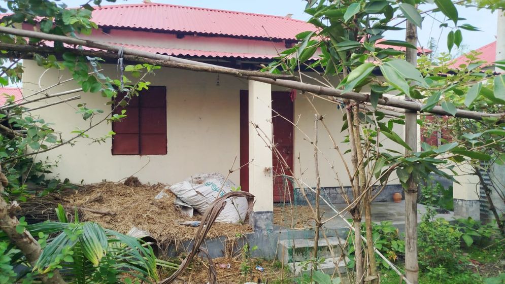 তাড়াশে আশ্রয়নের অধিকাংশ ঘরে তালা