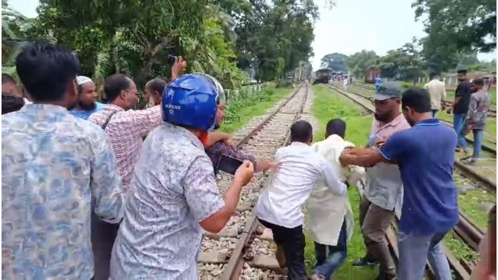 রেলওয়ে প্রকৌশলীর অপকর্ম নিয়ে সংবাদ প্রকাশ : মানববন্ধনে হাতাহাতি