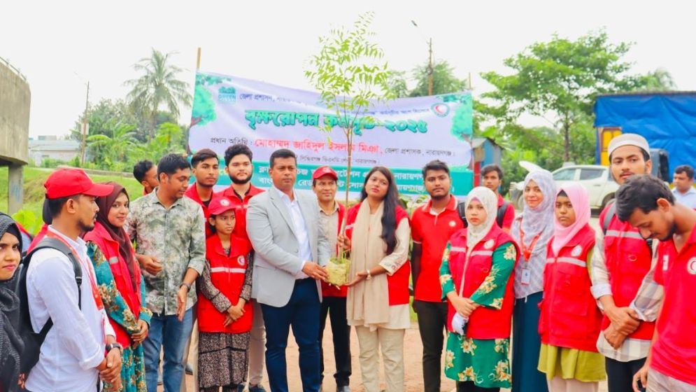 পাখির আশ্রয়ের কথা ভেবে জামগাছ লাগালেন নারায়ণগঞ্জ ডিসি