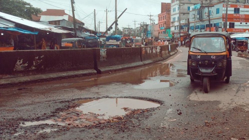 পটুয়াখালী-কুয়াকাটা মহাসড়কে দুর্ভোগে দক্ষিণাঞ্চলের ১০ লাখ মানুষ