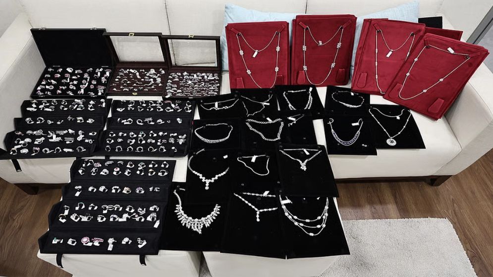 হীরাভর্তি ব্যাগ ভুলে নিয়ে এলেন বাংলাদেশি