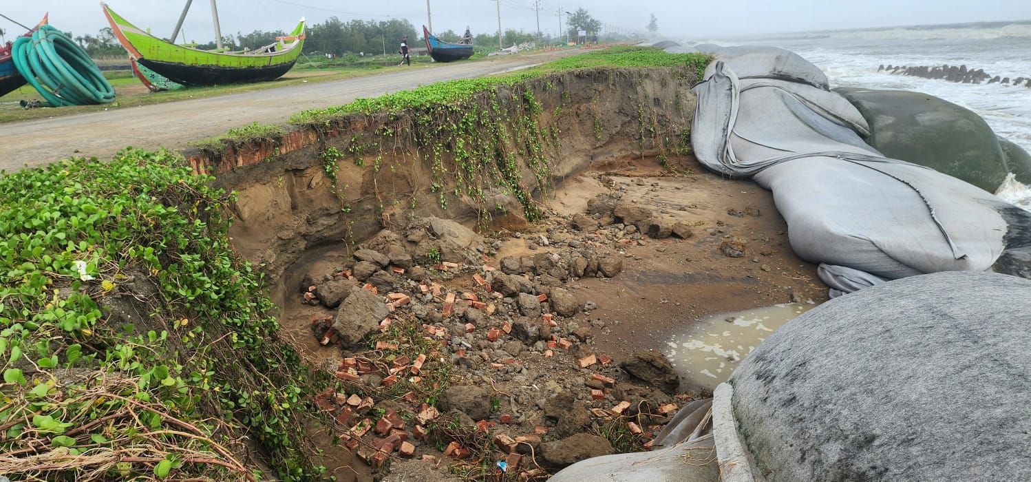 কক্সবাজারের দৃষ্টিনন্দন মেরিন ড্রাইভে ৩ নম্বর সর্তক সংকেত