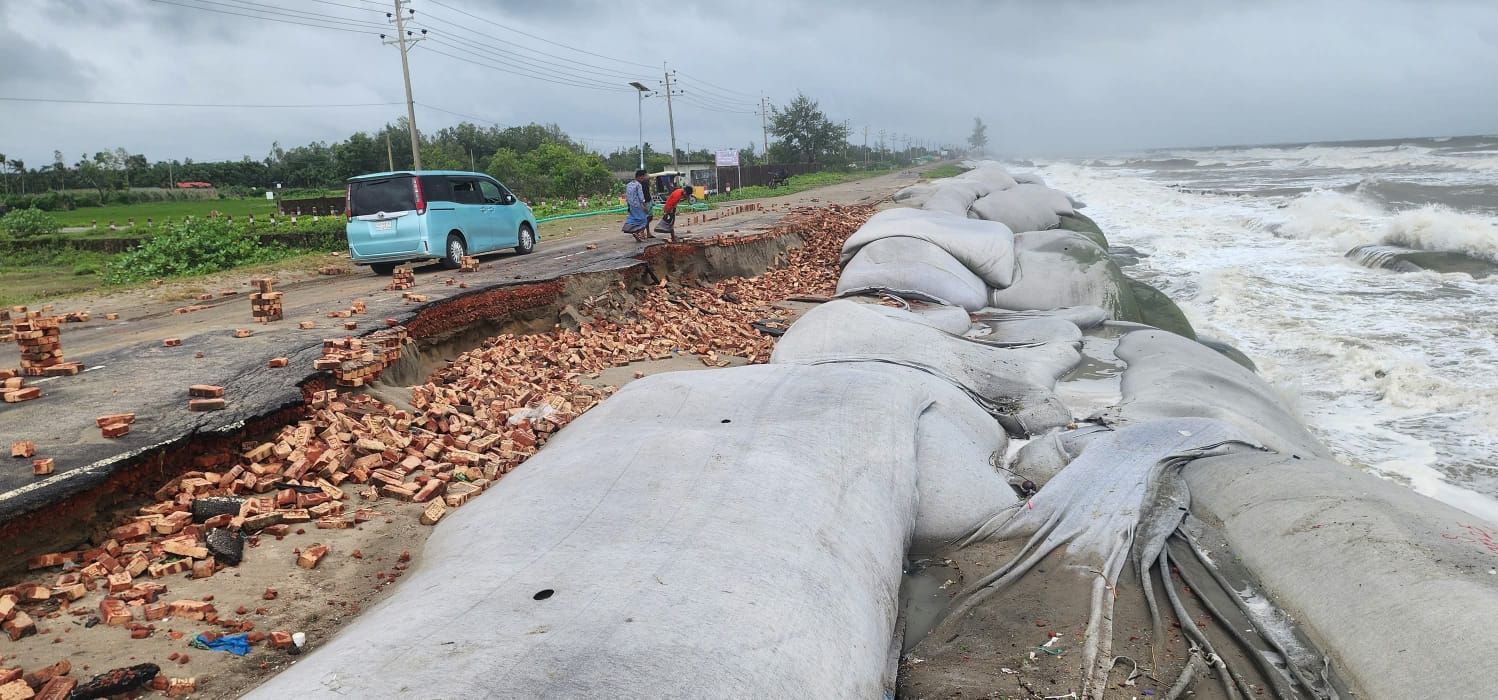 কক্সবাজারের দৃষ্টিনন্দন মেরিন ড্রাইভে ৩ নম্বর সর্তক সংকেত