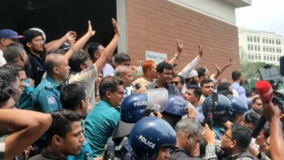 দিয়াবাড়ি মোড়ে শিক্ষার্থীদের বাধার মুখে আবার কলেজে ফিরলেন দুই উপদেষ্টা ও প্রেস সচিব