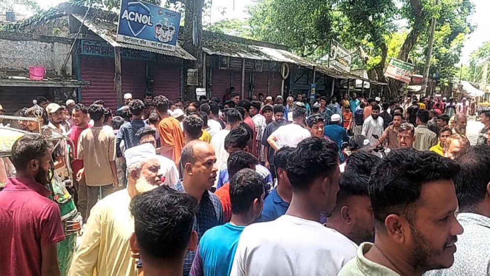 মুরাদনগরে একই পরিবারের তিনজনকে পিটিয়ে হত্যা