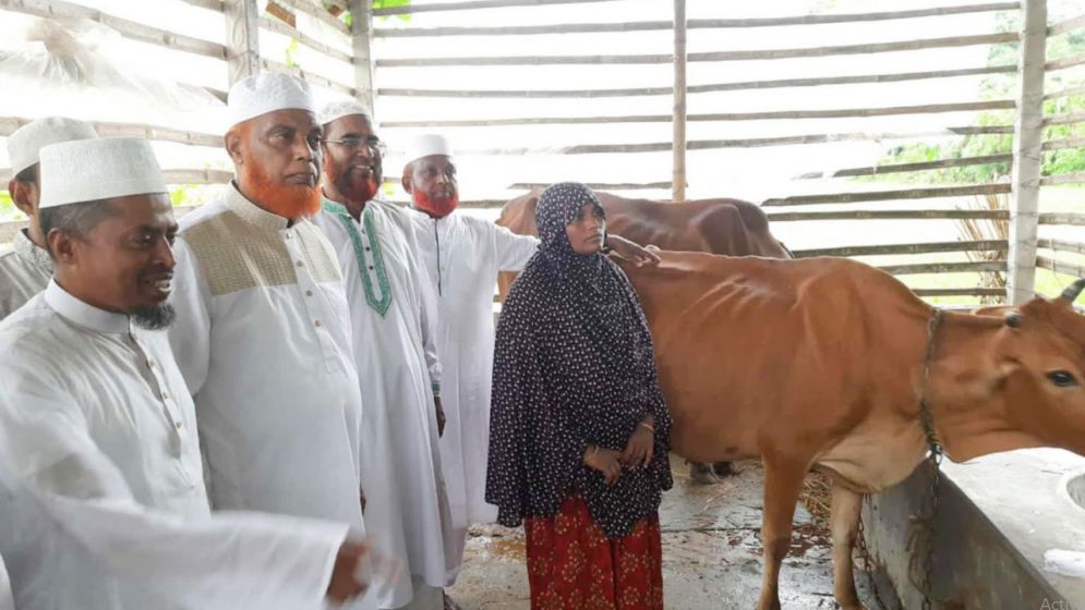 শিশু আছিয়ার পরিবারকে জামায়াতের ঘর ও গাভী উপহার