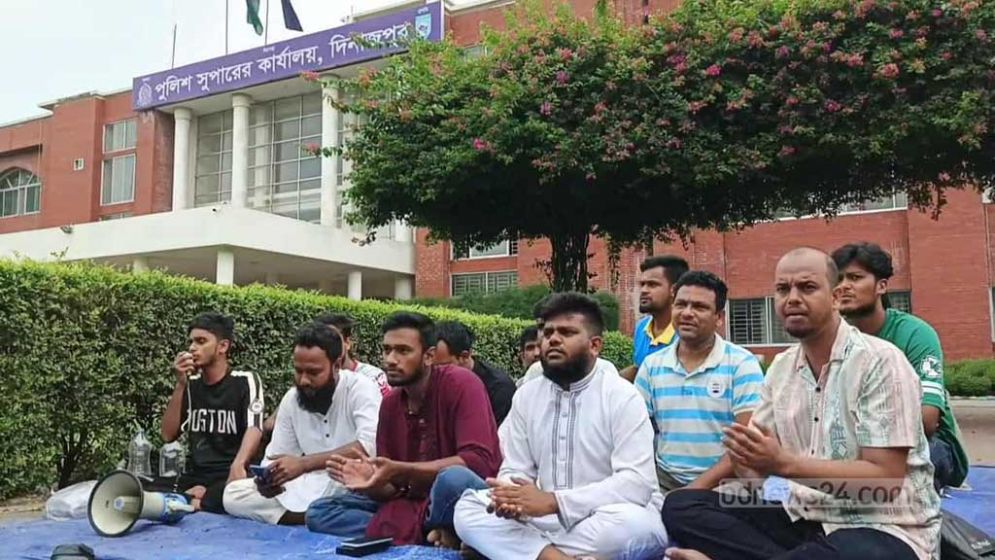 গোপালগঞ্জ নিয়ে পোস্ট : দিনাজপুরের এএসপির বিরুদ্ধে বিক্ষোভ