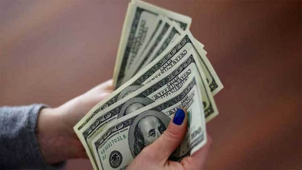 অর্ধ শতাব্দীর মধ্যে সবচেয়ে বড় পতনের মুখে ডলার