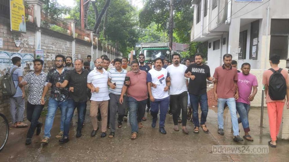 ‘আওয়ামী লীগের গোপন বৈঠক’ অভিযোগে এ কে আজাদের বাড়িতে বিএনপি নেতারা