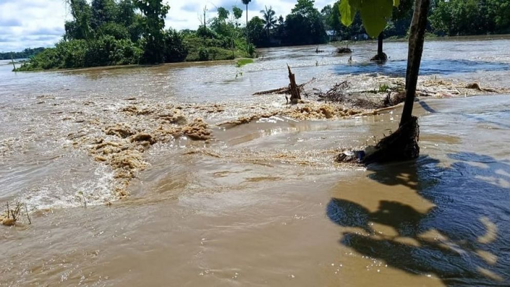 উজানে বৃষ্টি : মুহুরী নদীর পানি বেড়ে ফের ফেনীর নিম্নাঞ্চল প্লাবিত
