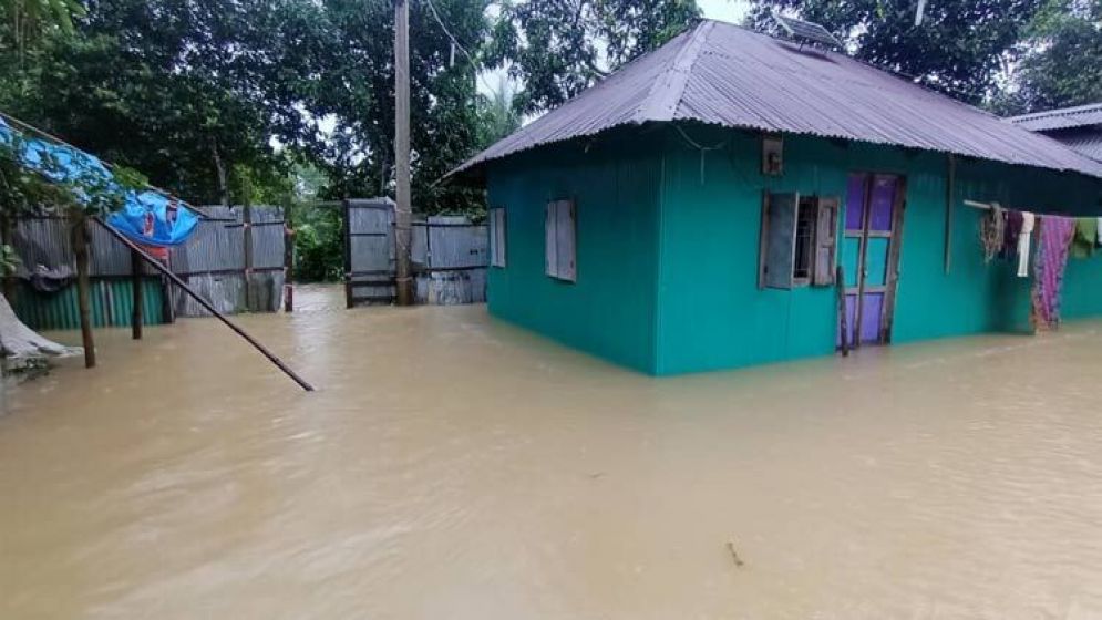 বাঁধের ১৫ স্থানে ভাঙন : ফেনী-পরশুরাম যান চলাচল বন্ধ, প্লাবিত হচ্ছে নতুন নতুন এলাকা