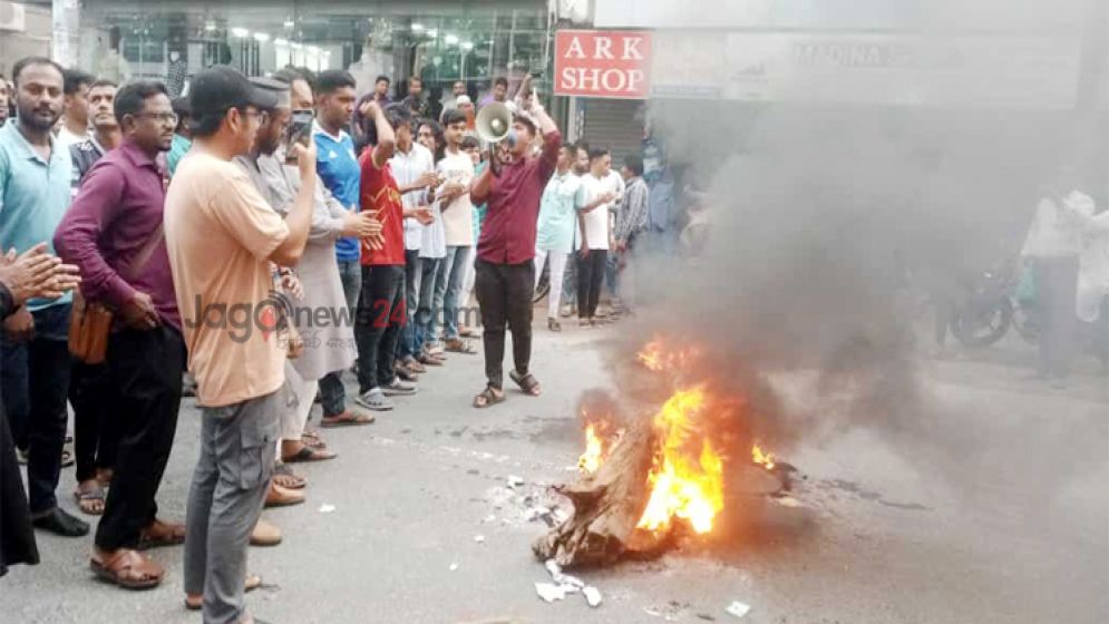 ব্লকেড সরিয়ে পথের একপাশে অবস্থান করুন : নাহিদ