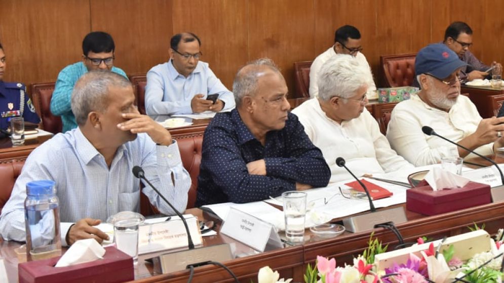 চিহ্নিত সন্ত্রাসীদের ধরতে এখন থেকেই চিরুনি অভিযান : স্বরাষ্ট্র উপদেষ্টা