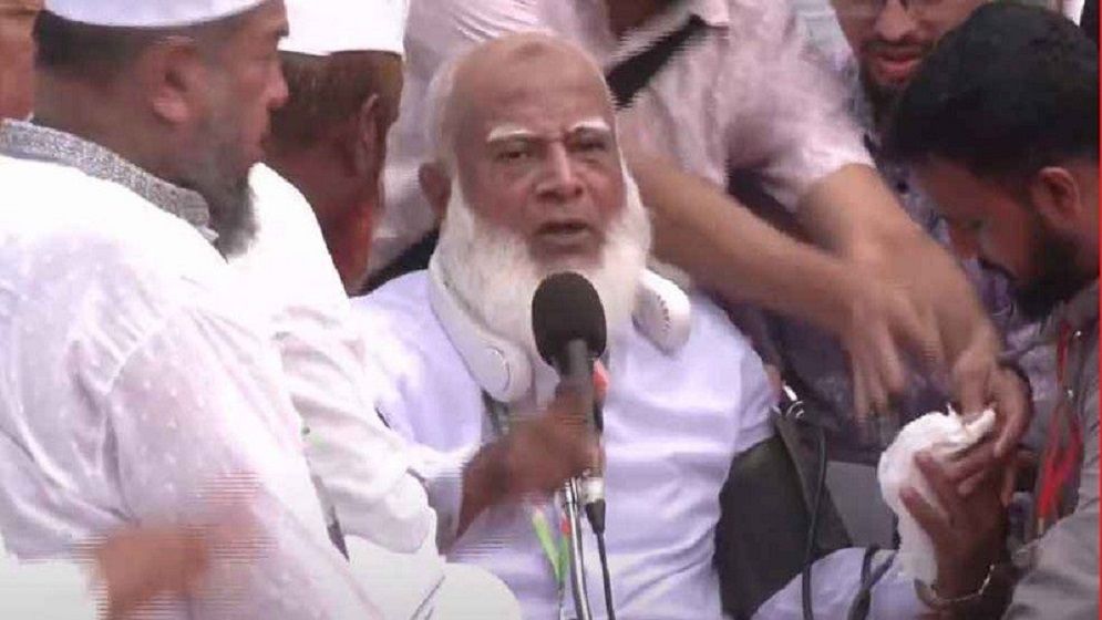 মঞ্চে বক্তব্য দিতে গিয়ে অসুস্থ হয়ে পড়ে গেলেন জামায়াত আমির