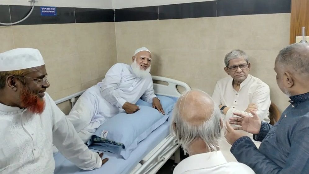 জামায়াত আমিরকে দেখতে হাসপাতালে বিএনপি মহাসচিব মির্জা ফখরুল