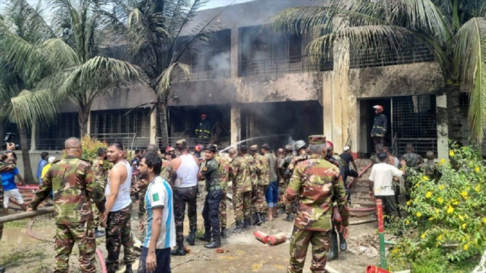 উত্তরায় বিমান বিধ্বস্তে উদ্ধার অভিযানে ফায়ার সার্ভিসের ৯ ইউনিট