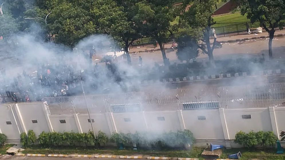 সচিবালয়ে শিক্ষার্থীদের বিক্ষোভ, ধাওয়া-পাল্টাধাওয়া