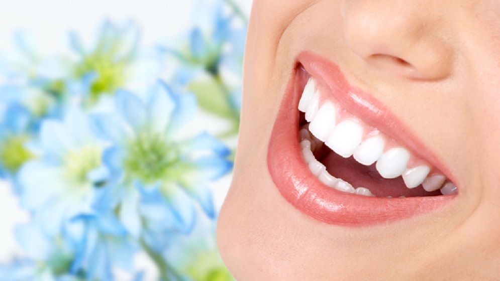 ঝকঝকে হাসি ফেরাতে জনপ্রিয় ঘরোয়া ও চিকিৎসা পদ্ধতি