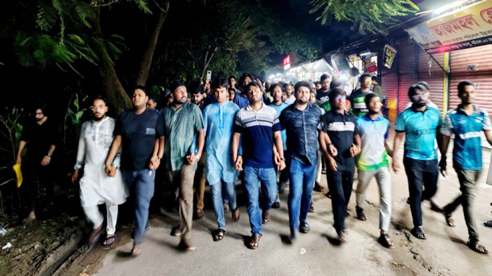 পাথর মেরে ব্যবসায়ী হত্যার প্রতিবাদে উত্তাল জাবি