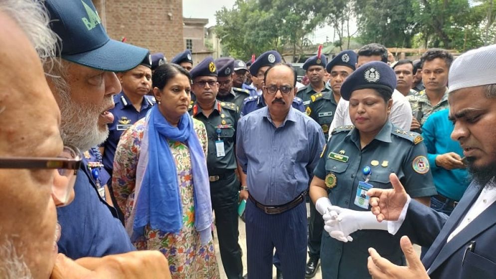 গোপালগঞ্জে ক্ষতিগ্রস্ত স্থাপনা ঘুরে দেখলেন দুই উপদেষ্টা