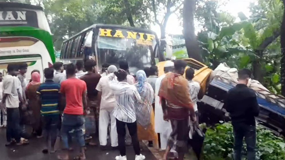 ঢাকা-বরিশাল মহাসড়কে বাস-ট্রাকের ত্রিমুখী সংঘর্ষ