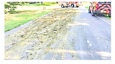 সড়কে টুথপেস্ট, যান চলাচল বন্ধ