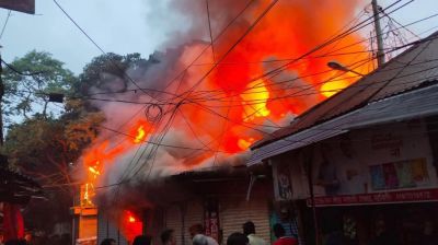 মাধবদীতে অগ্নিকান্ডে অর্ধশতাধিক  দোকান পুড়ে ছাই।