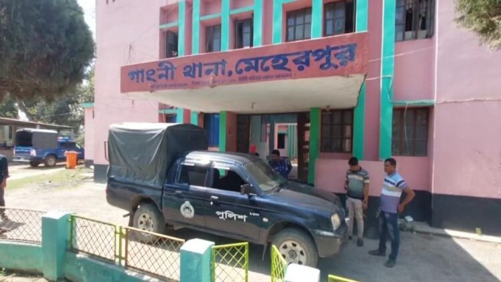 মেহেরপুরে বোমা ফাটিয়ে সড়কে ডাকাতি