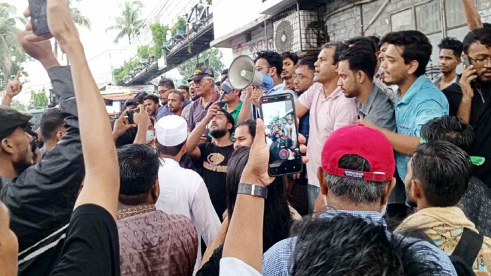 গোপালগঞ্জে হামলা : মিরপুর ১০ নম্বরে এনসিপির ব্লকেড