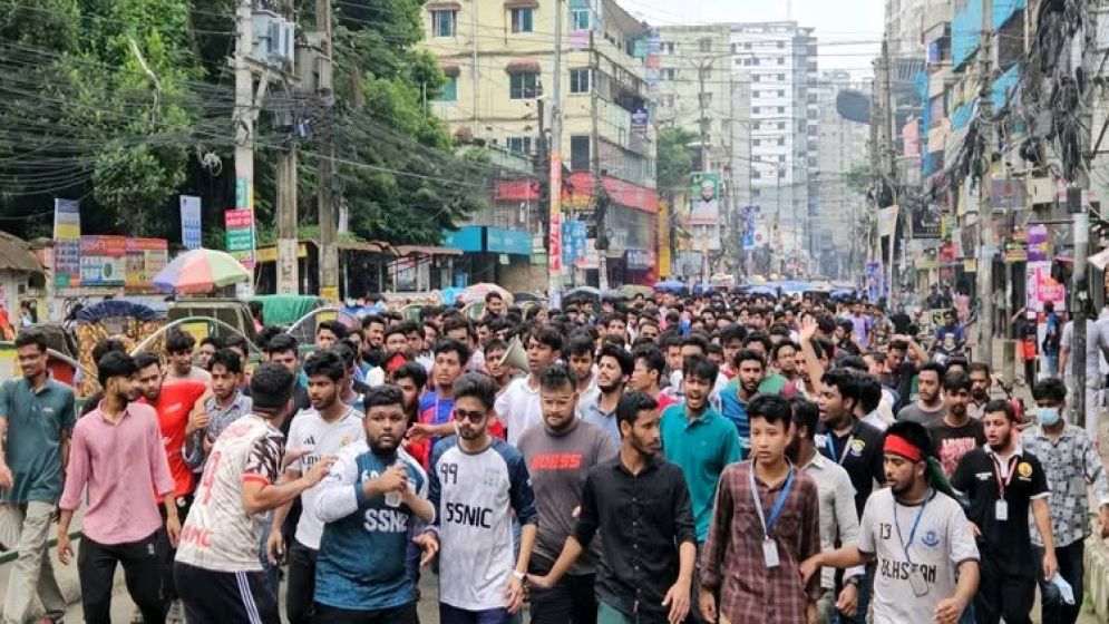 শিক্ষা উপদেষ্টার পদত্যাগ দাবিতে ময়মনসিংহে বিক্ষোভ