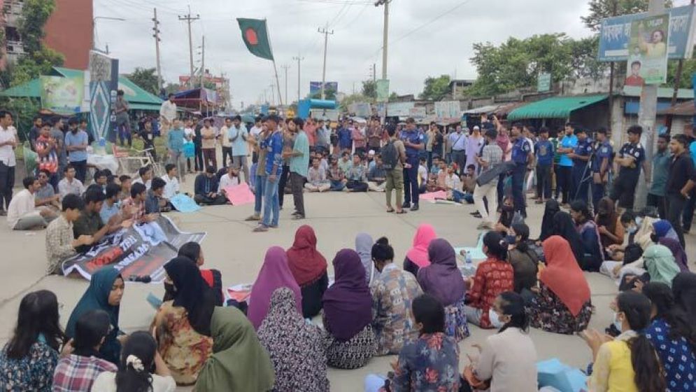 ময়মনসিংহে শিক্ষার্থীদের ব্লকেড কর্মসূচি, তিন সড়কে তীব্র যানজট