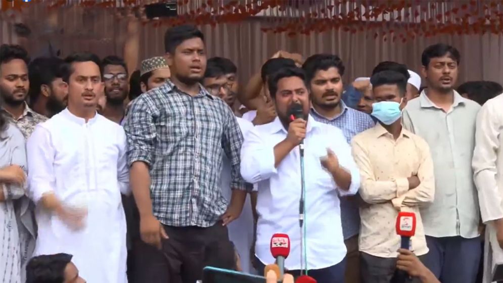 উপদেষ্টা আসিফ মাহমুদ :  এনসিপি নেতাদের উদ্ধার করা হচ্ছে, জড়িতদের ছাড় নয়