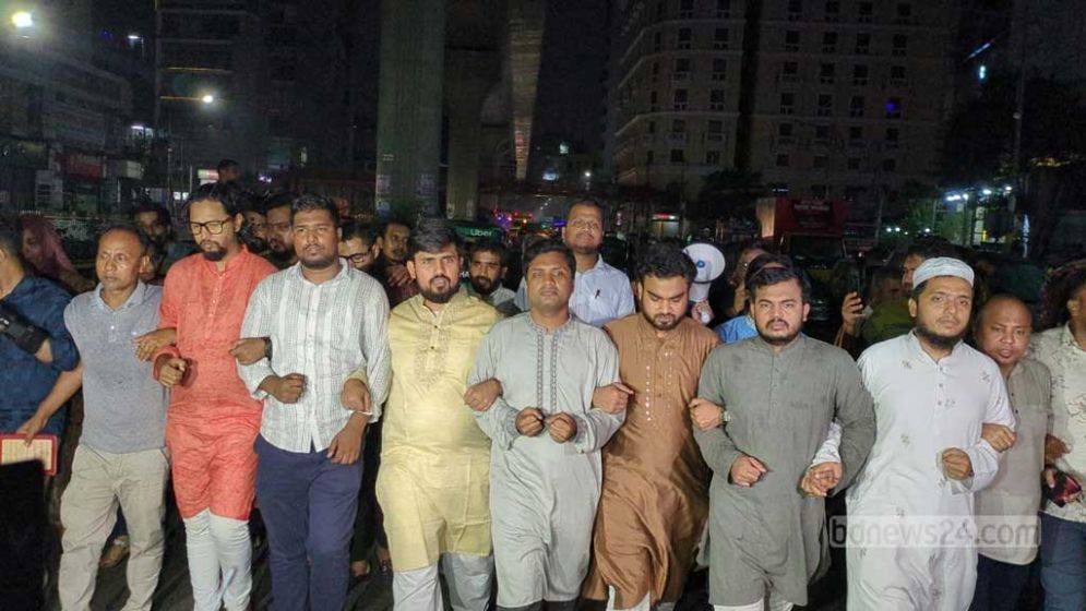 জুলাই পদযাত্রার ভ্যানে ‘হাতবোমা বিস্ফোরণ’ : এনসিপির বিক্ষোভ