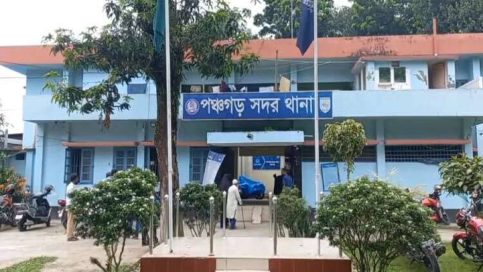 সন্তানের গলায় ছুরি ধরে গৃহবধূকে সংঘবদ্ধ ধর্ষণ, আটক চার