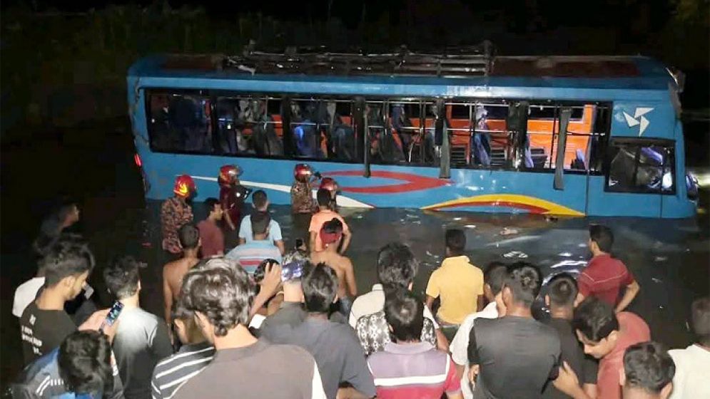 বৌভাত থেকে ফেরার পথে পুকুরে বাস, নিহত তিন