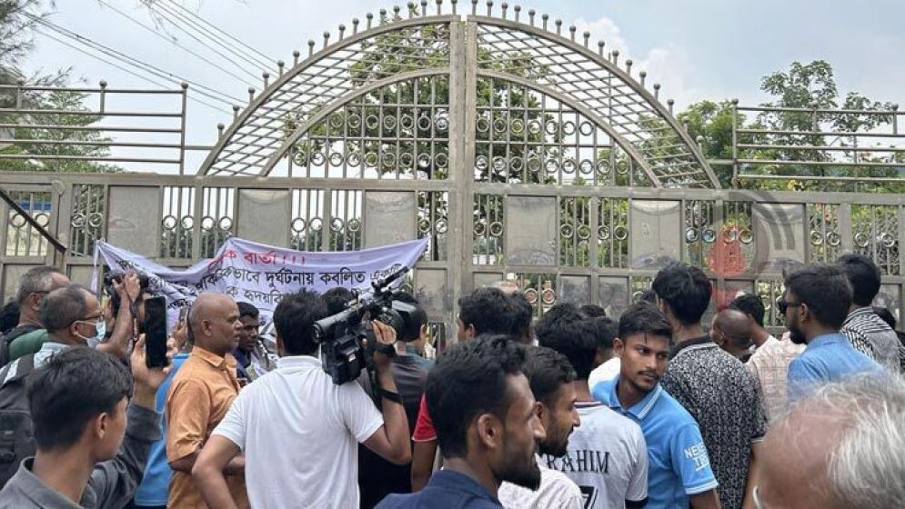 মাইলস্টোনের প্রধান ফটকে তালা, গণমাধ্যমকর্মীদের ঢুকতে মানা