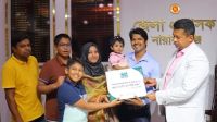 বৃক্ষরোপণকারী দম্পতিকে সম্মাননা দিলেন জেলা প্রশাসক