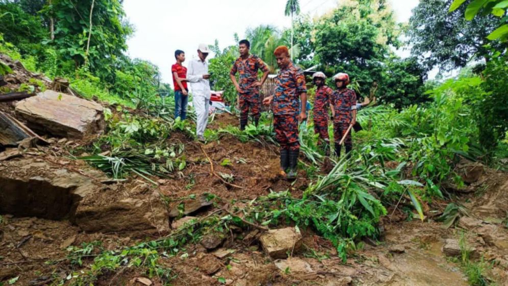 সাজেক সড়কে পাহাড় ধস, চার শতাধিক পর্যটক আটকা